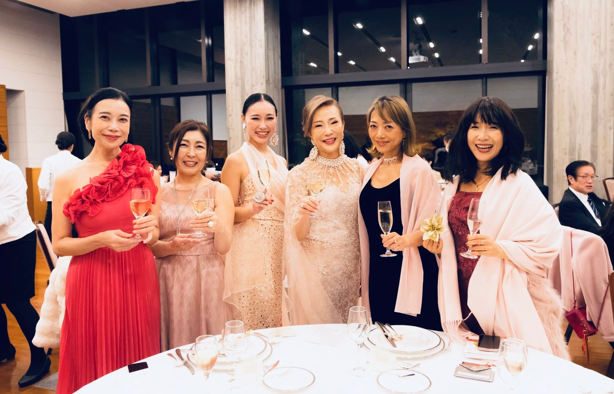華やかな装いで笑顔を交わす昨年のガラパーティーの参加者